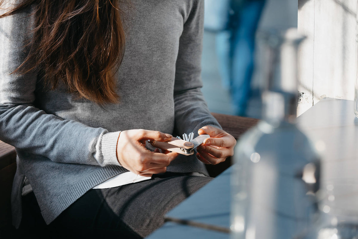 Lime à ongles et miroir Orbitkey — utilisation dans un café
