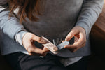 Lime à ongles et miroir Orbitkey — accessoire tenu en main