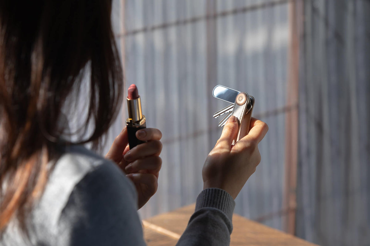 Lime à ongles et miroir Orbitkey — utilisation du miroir