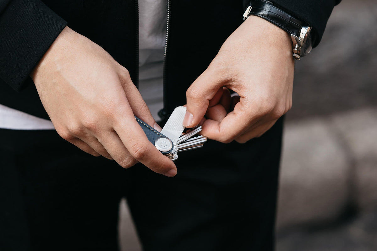 Lime à ongles et miroir Orbitkey — préparation de l’accessoire dans le trousseau