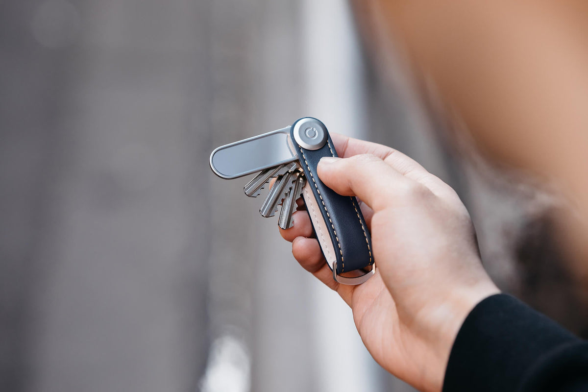 Lime à ongles et miroir Orbitkey — gros plan de l’accessoire dans l’organiseur