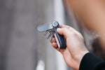Lime à ongles et miroir Orbitkey — gros plan de l’accessoire dans l’organiseur