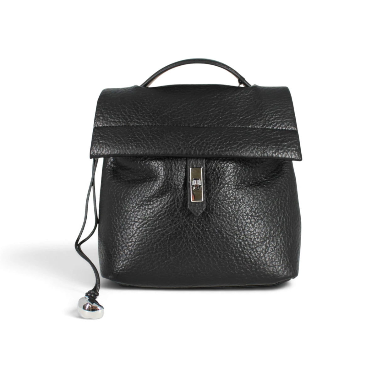 Sac à dos Maison Taïga en cuir végan noir grainé avec fermoir métallique argenté, design urbain et compact.