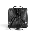 Vue arrière du sac à dos Maison Taïga en cuir végan noir grainé avec bretelles ajustables et poignée supérieure
