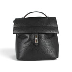 Sac à dos Maison Taïga en cuir végan noir grainé avec rabat et fermoir métallique argenté, style urbain et élégant.