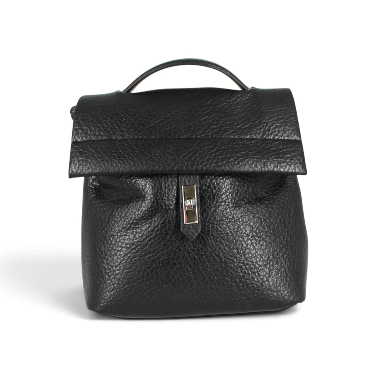 Sac à dos Maison Taïga en cuir végan noir grainé avec rabat et fermoir métallique argenté, style urbain et élégant.