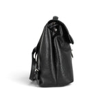 Vue de profil du sac à dos Maison Taïga en cuir végan noir texturé avec fermeture zippée et design urbain épuré.