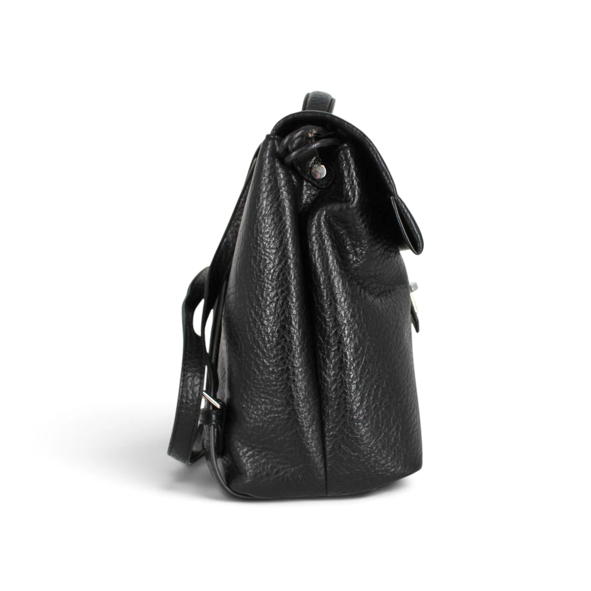 Vue de profil du sac à dos Maison Taïga en cuir végan noir texturé avec fermeture zippée et design urbain épuré.