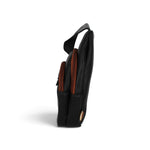 Sac bandoulière Maison Taïga noir et cognac en vue latérale, format vertical compact avec fermetures éclair contrastées