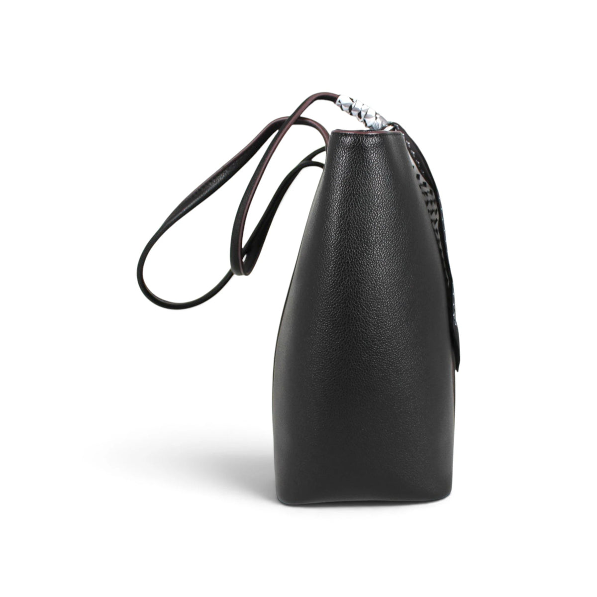 Vue latérale du sac fourre-tout noir Maison Taïga en cuir grainé avec anses fines et détails tressés
