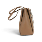 Sac à main Maison Taïga Évasion en PVC grainé couleur taupe, vue de profil avec bandoulière et détail de foulard.