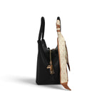 Sac à main Maison Taïga en cuir vegan noir avec poignées, fermeture éclair dorée et foulard décoratif noué