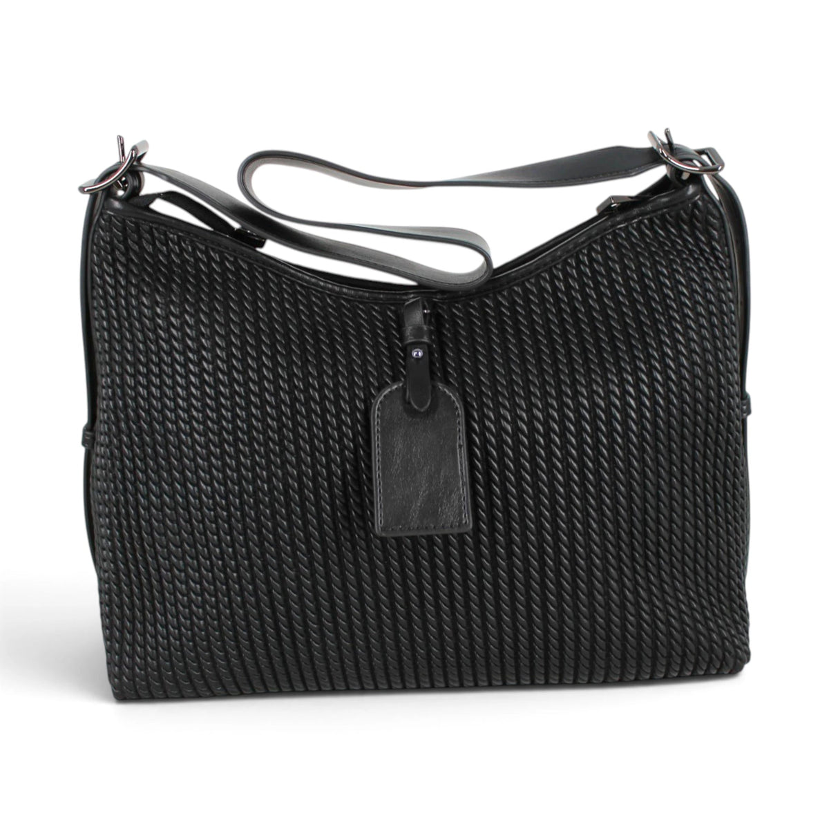 Sac à main épaule Maison Taïga en cuir noir avec texture tressée, doté d'une sangle ajustable et d'une étiquette.