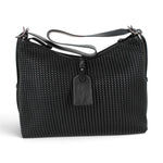 Sac à main épaule Maison Taïga en cuir noir avec texture tressée, doté d'une sangle ajustable et d'une étiquette.