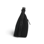 Sac à main épaule Maison Taïga noir en cuir texturé avec sangle réglable, vue de profil sur fond blanc.