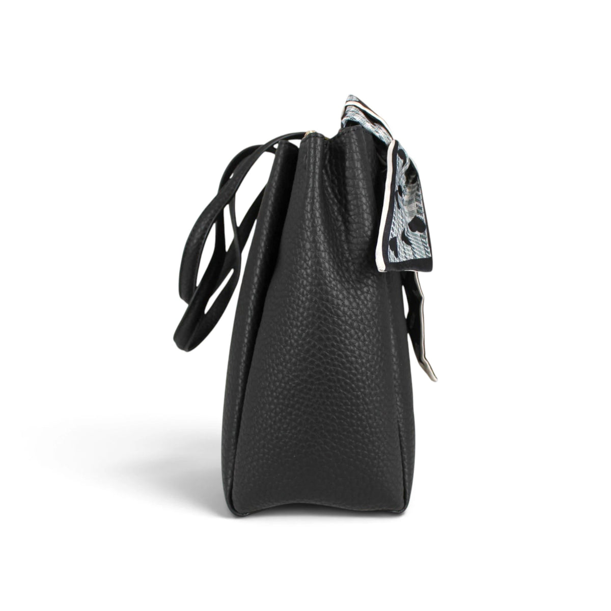 Sac à main Maison Taïga Évasion noir en PVC avec texture grainée et détail de foulard imprimé, vue de profil.