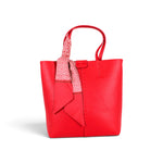 Sac à main Maison Taïga Charme rouge en cuir grainé avec foulard décoratif à motifs géométriques