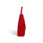 Sac à main Maison Taïga Charme rouge en cuir grainé, vue de profil avec sangle à motifs contrastants