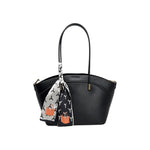 Sac à main noir Maison Taïga avec poignées fines et foulard décoratif imprimé noué sur l'anse