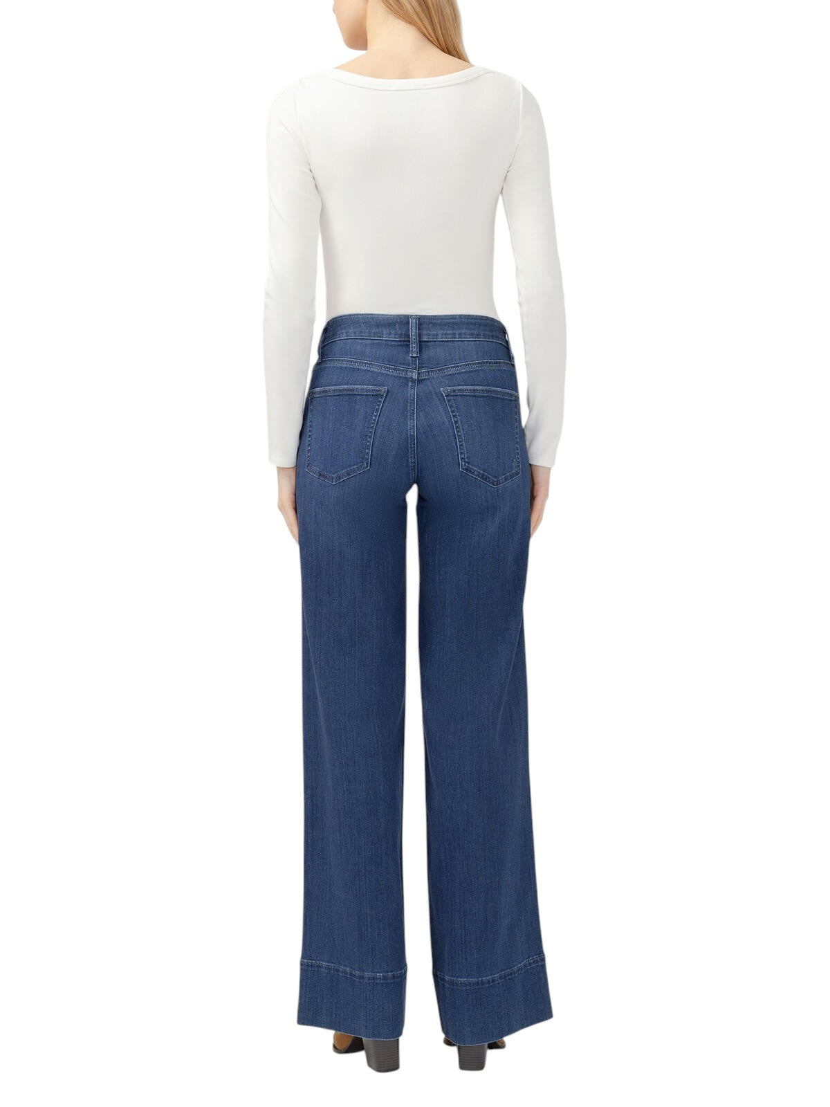 Maison Taïga Silver Jeans Co. Suki wide leg jeans in dark indigo denim with a mid-rise fit, back view on a model.