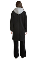 Manteau mi-long noir Dex 2829010D porté de dos, avec capuche grise contrastante et coupe droite.