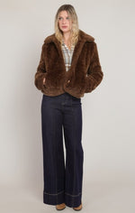 Manteau en fausse fourrure Dex, coloris marron vison, vêtement porté en tenue