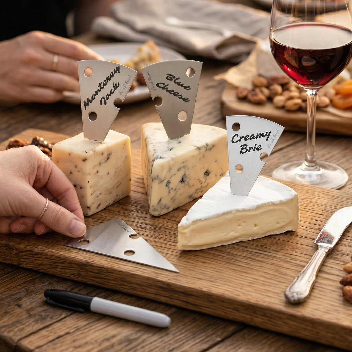 Marqueurs à fromage Final Touch identifiant les fromages sur un plateau de dégustation.