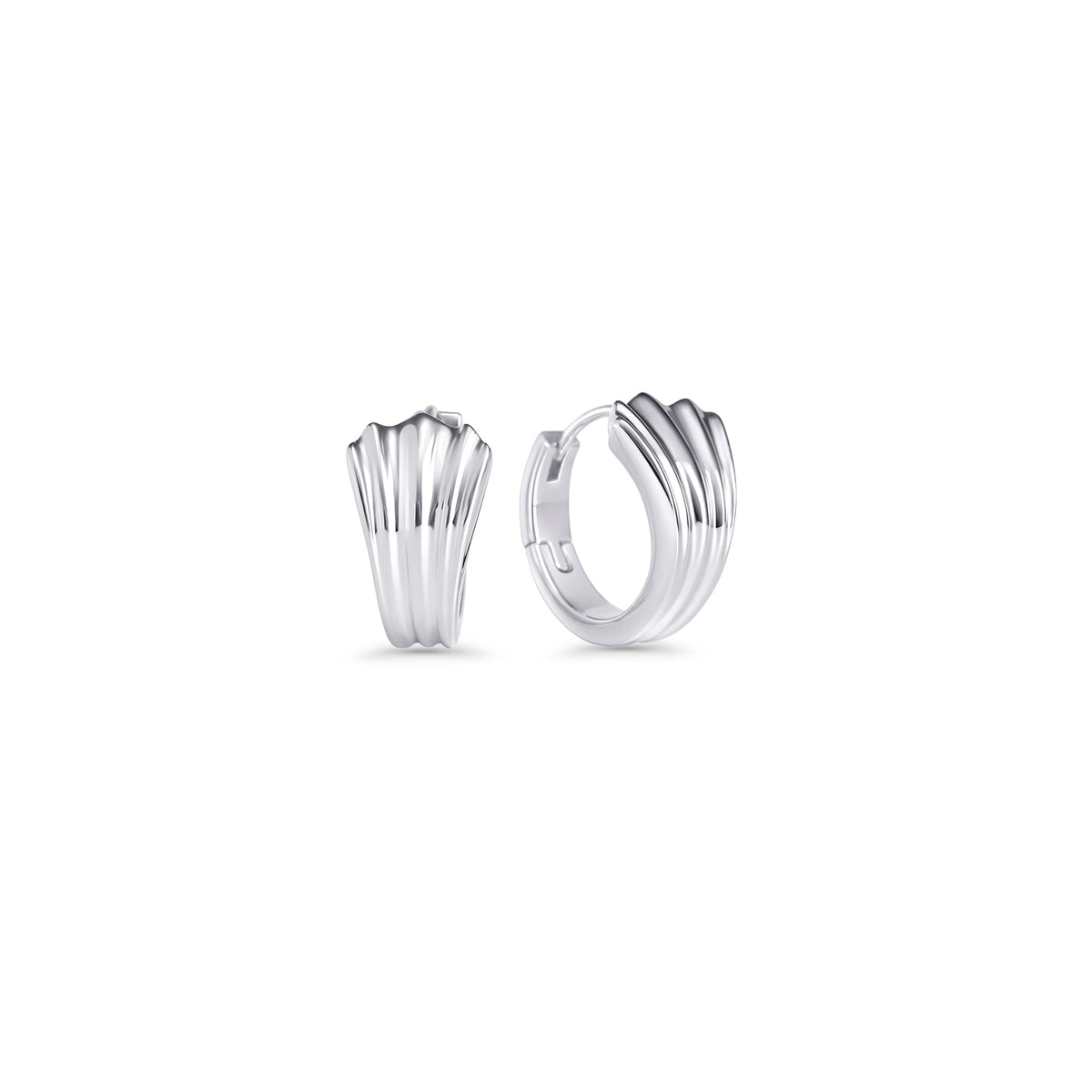 Boucles Dormeuses Heritage Mia, fini argenté, vue du bijou sur fond blanc