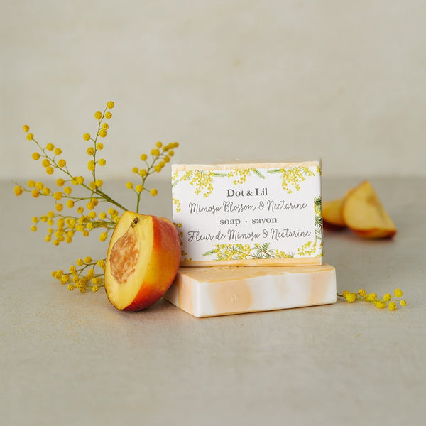 Savon Mimosa et Nectarine avec son emballage et un quartier de fruit