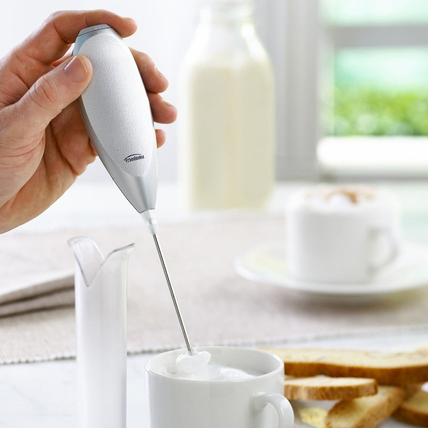 Mousseur Trudeau utilisé pour faire mousser le lait dans un récipient