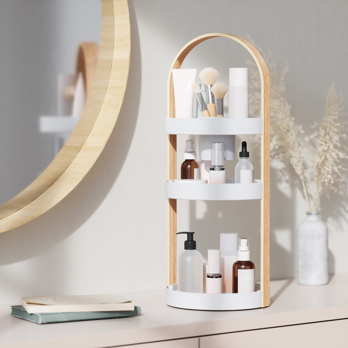 Organiseur à cosmétiques Bellwood Umbra – Blanc et naturel – présentation en situation