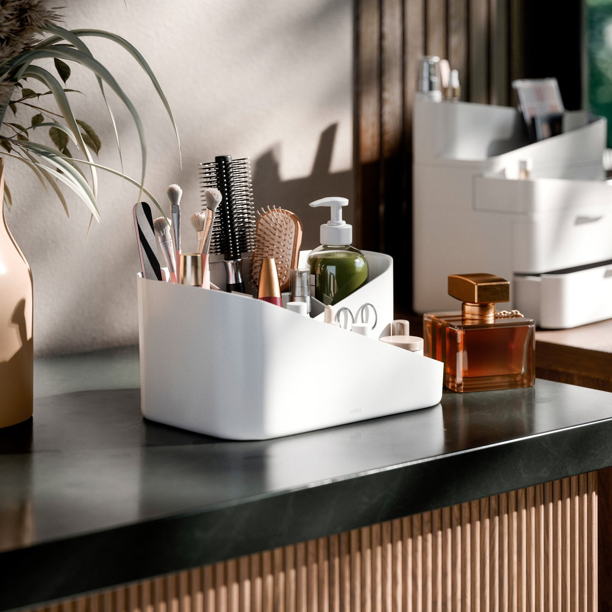 Organiseur à cosmétiques Glam Umbra – Blanc et gris – présentation en situation