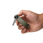 Organiseur de clés Pro en cuir Saffiano Orbitkey — organiseur olive tenu en main