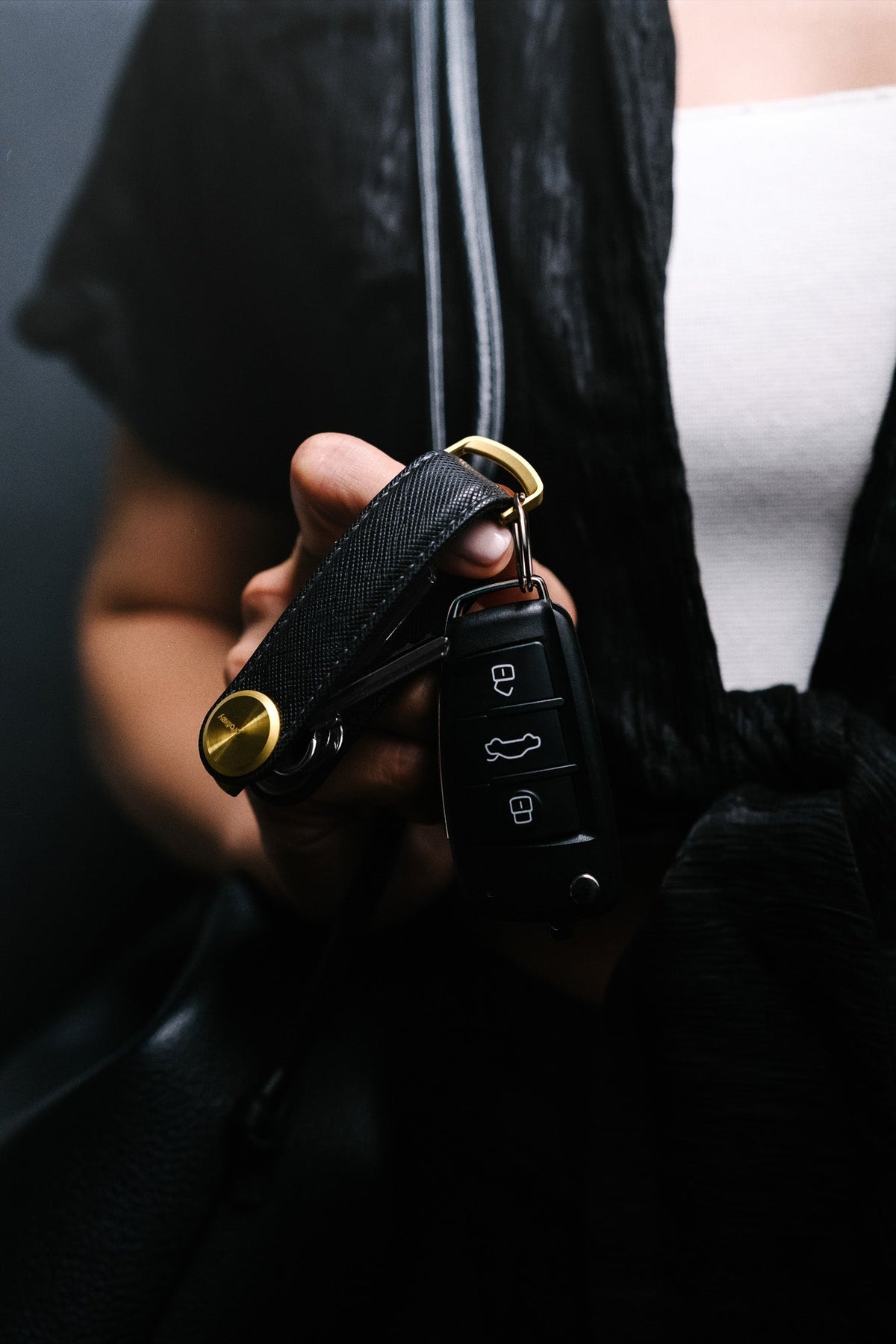 Organiseur de clés Pro en cuir Saffiano Orbitkey — organiseur noir avec télécommande de voiture