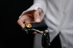Organiseur de clés Pro en cuir Saffiano Orbitkey — détail du mécanisme en main
