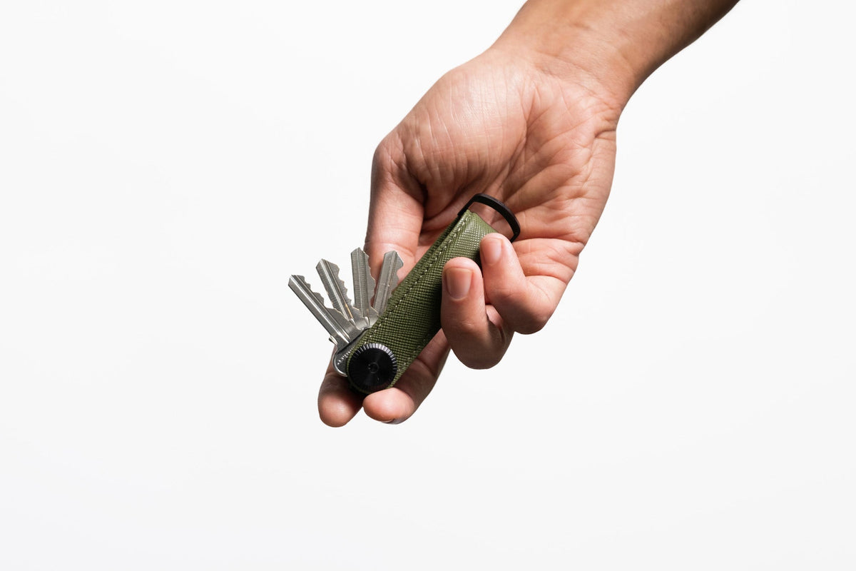 Organiseur de clés Pro en cuir Saffiano Orbitkey — organiseur olive ouvert en main