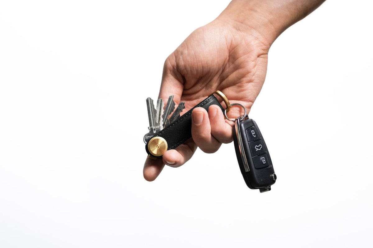 Organiseur de clés Pro en cuir Saffiano Orbitkey — organiseur olive avec clés et télécommande