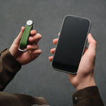 Organiseur de clés Tracker en cuir Orbitkey — organiseur vert et téléphone tenus en main