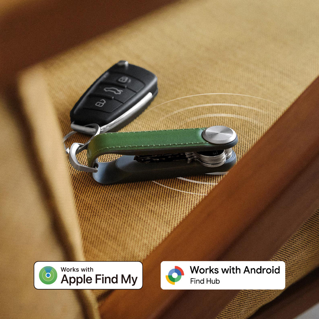 Organiseur de clés Tracker en cuir Orbitkey — organiseur vert et télécommande avec logos Apple Localiser et Google Find Hub