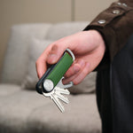 Organiseur de clés Tracker en cuir Orbitkey — organiseur vert tenu en main