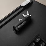Organiseur de clés Tracker sans cuir Orbitkey — organiseur noir et accessoires posés sur un bureau