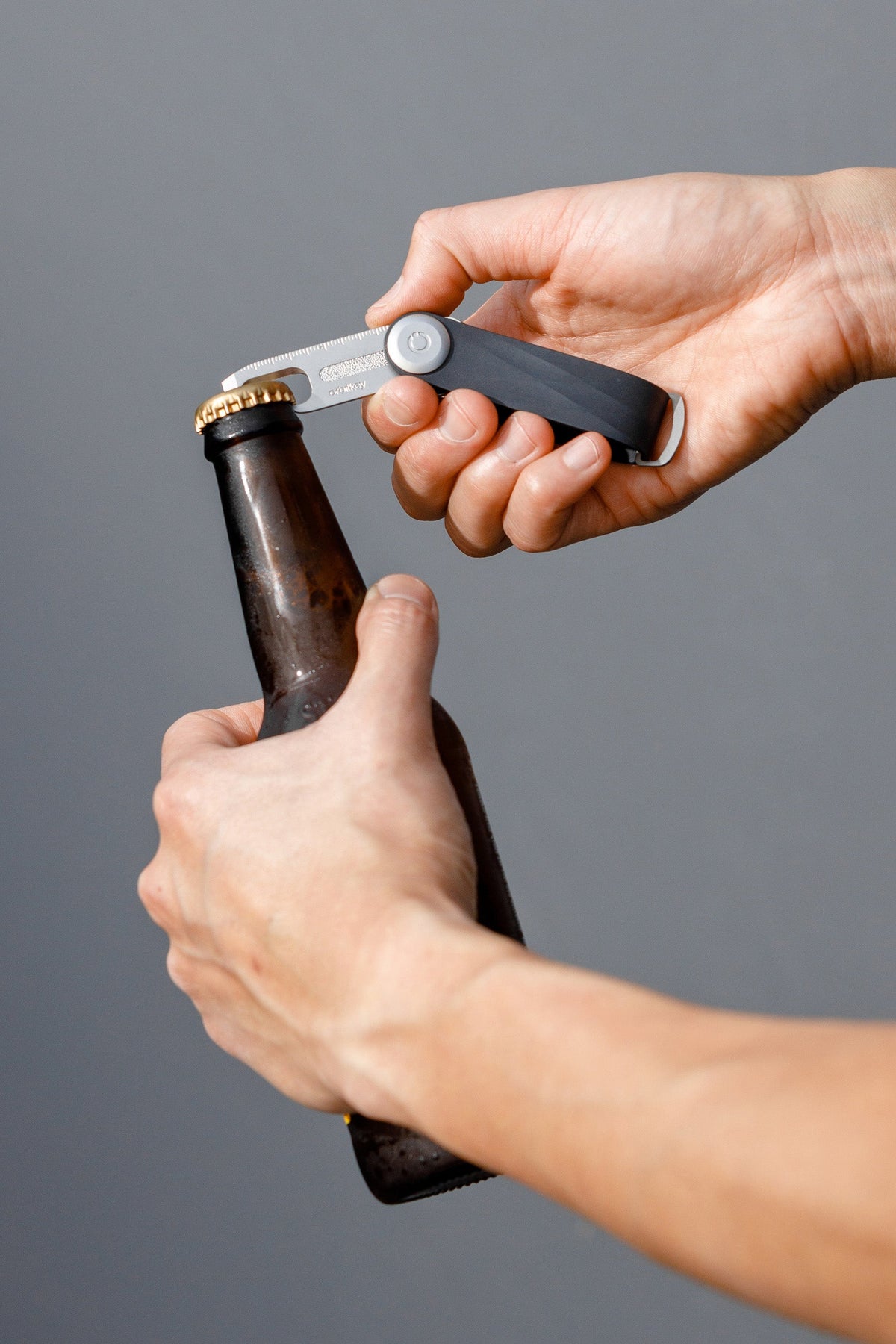 Outil multifonction Multi-Tool v2 Orbitkey — utilisé pour ouvrir une bouteille