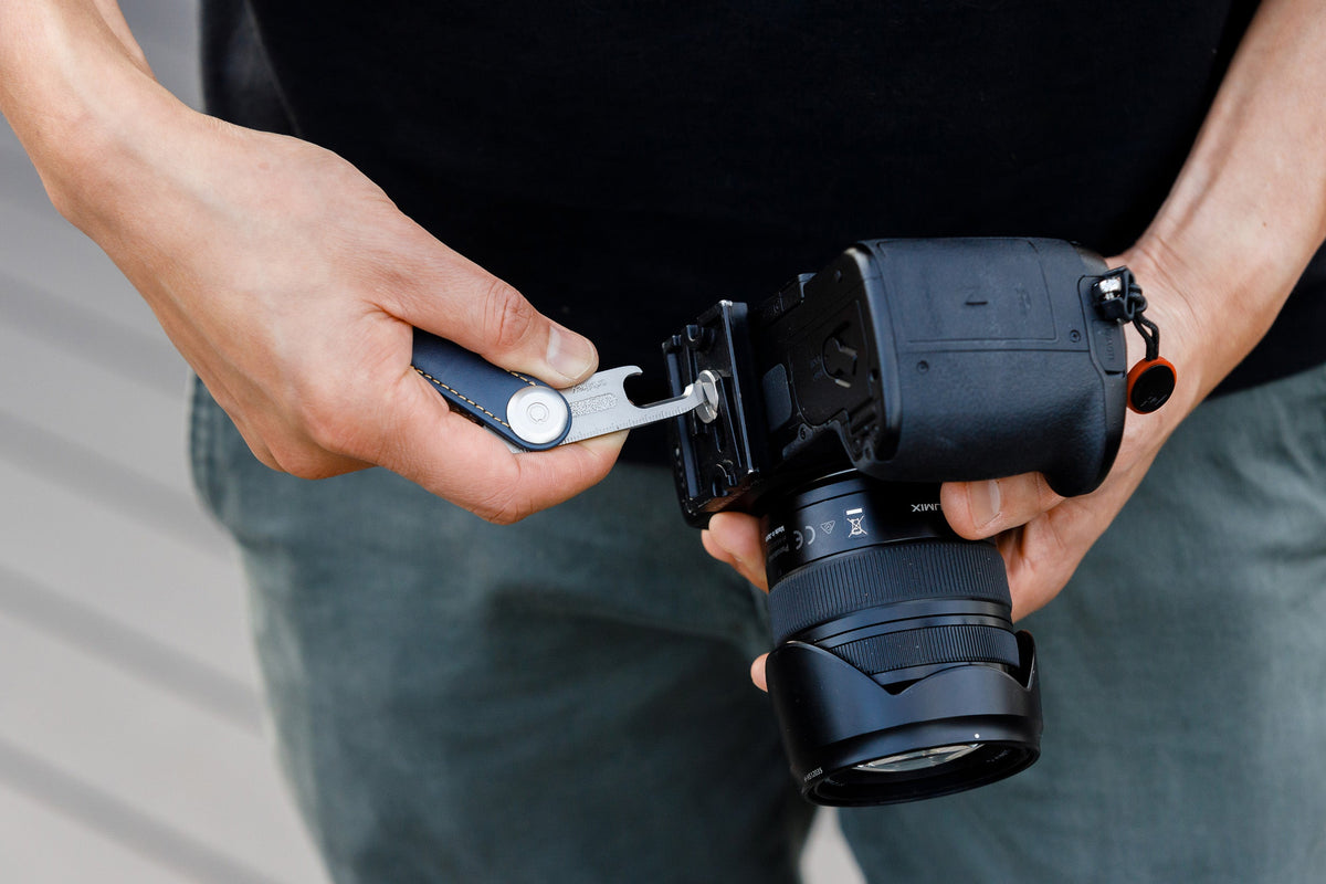 Outil multifonction Multi-Tool v2 Orbitkey — utilisé sur un appareil photo