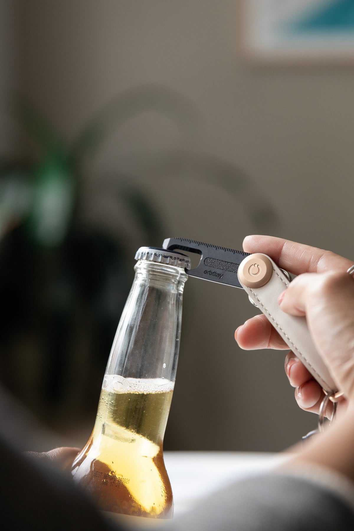 Outil multifonction Multi-Tool v2 Orbitkey — utilisé comme décapsuleur