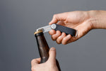 Outil multifonction Multi-Tool v2 Orbitkey — utilisé pour ouvrir une bouteille