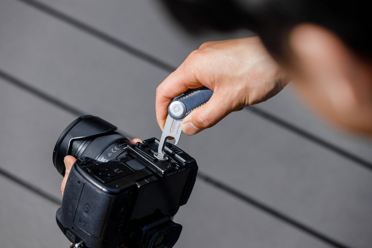 Outil multifonction Multi-Tool v2 Orbitkey — utilisé sur un appareil photo