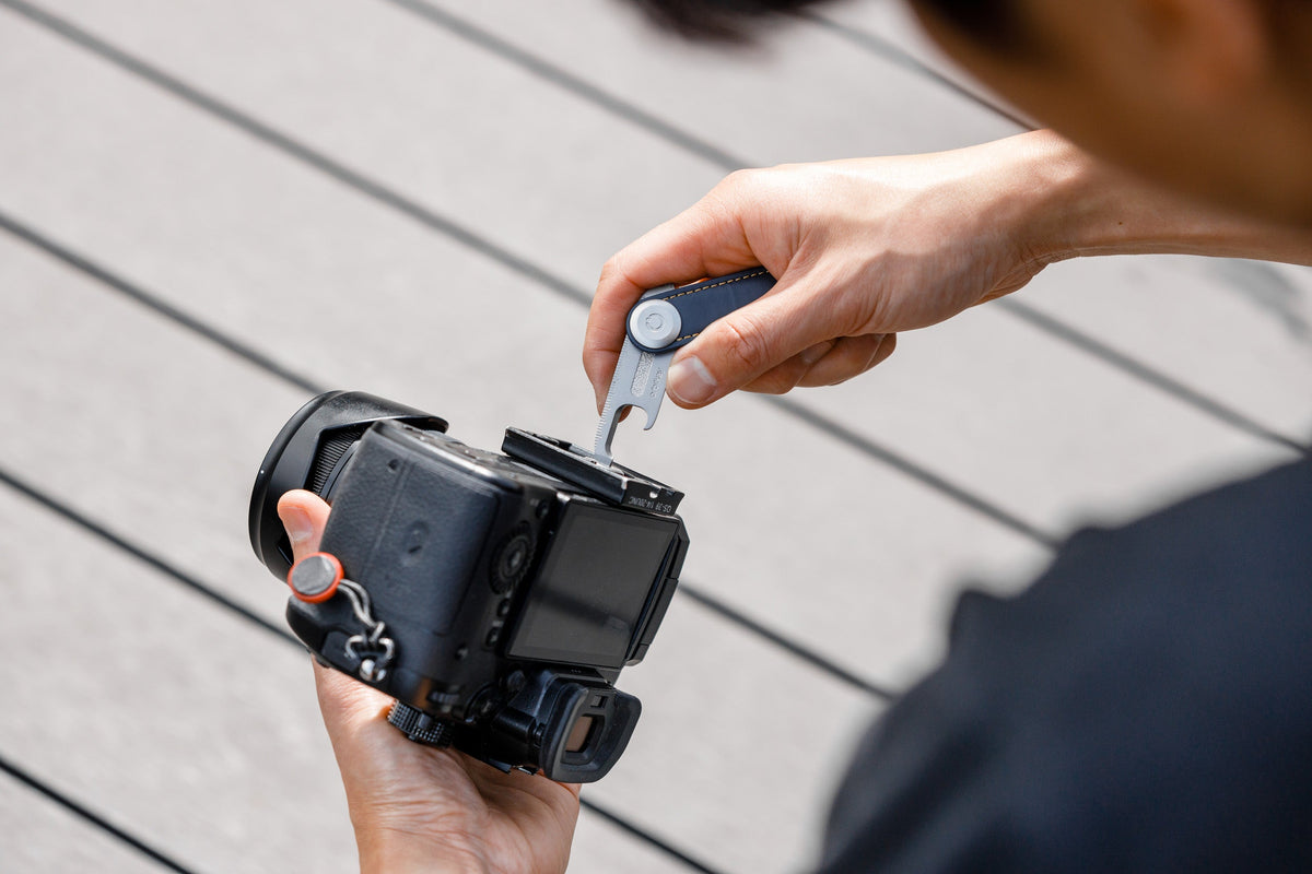 Outil multifonction Multi-Tool v2 Orbitkey — utilisé sur un appareil photo