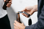 Outil multifonction Multi-Tool v2 Orbitkey — utilisé comme décapsuleur