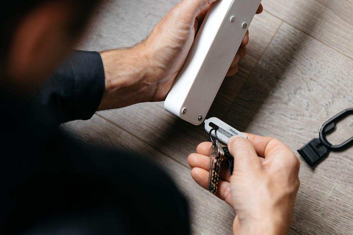 Outil multifonction Multi-Tool v2 Orbitkey — utilisé sur un assemblage