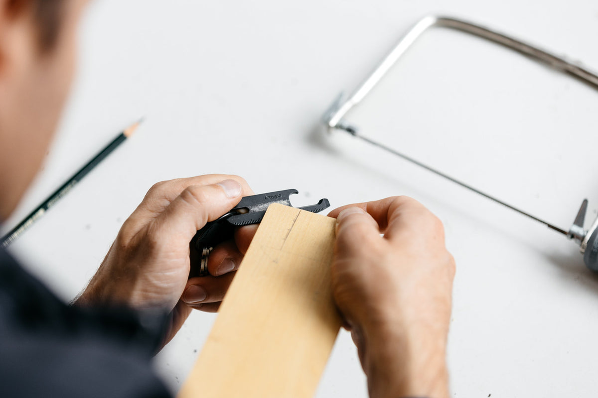 Outil multifonction Multi-Tool v2 Orbitkey — utilisé pour ouvrir un colis